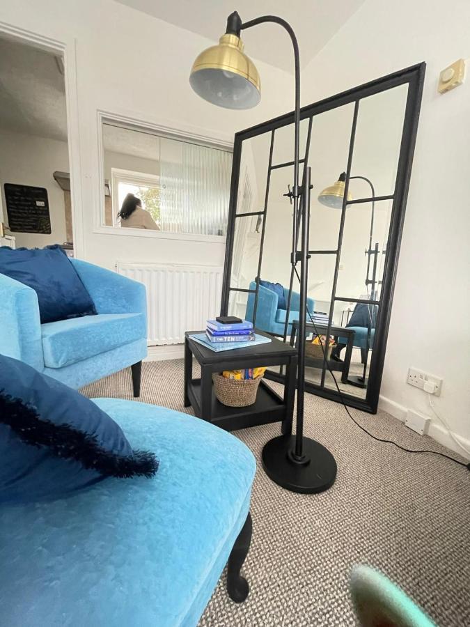 Lovely 1 Bed Home Near Hospital, With Parking & Garden Work Contractor Leisure, Sapphire Cambridge-i reptér Kültér fotó