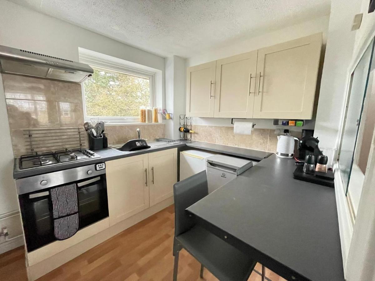 Lovely 1 Bed Home Near Hospital, With Parking & Garden Work Contractor Leisure, Sapphire Cambridge-i reptér Kültér fotó