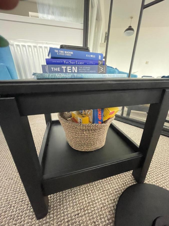 Lovely 1 Bed Home Near Hospital, With Parking & Garden Work Contractor Leisure, Sapphire Cambridge-i reptér Kültér fotó