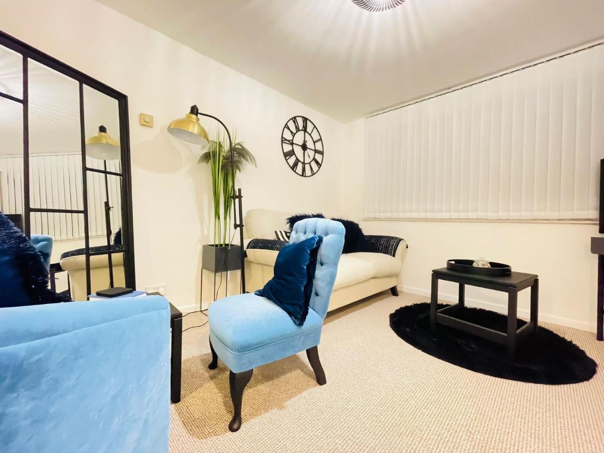 Lovely 1 Bed Home Near Hospital, With Parking & Garden Work Contractor Leisure, Sapphire Cambridge-i reptér Kültér fotó