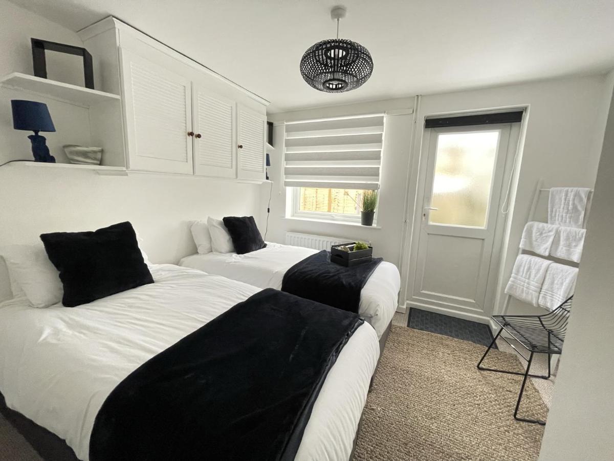 Lovely 1 Bed Home Near Hospital, With Parking & Garden Work Contractor Leisure, Sapphire Cambridge-i reptér Kültér fotó