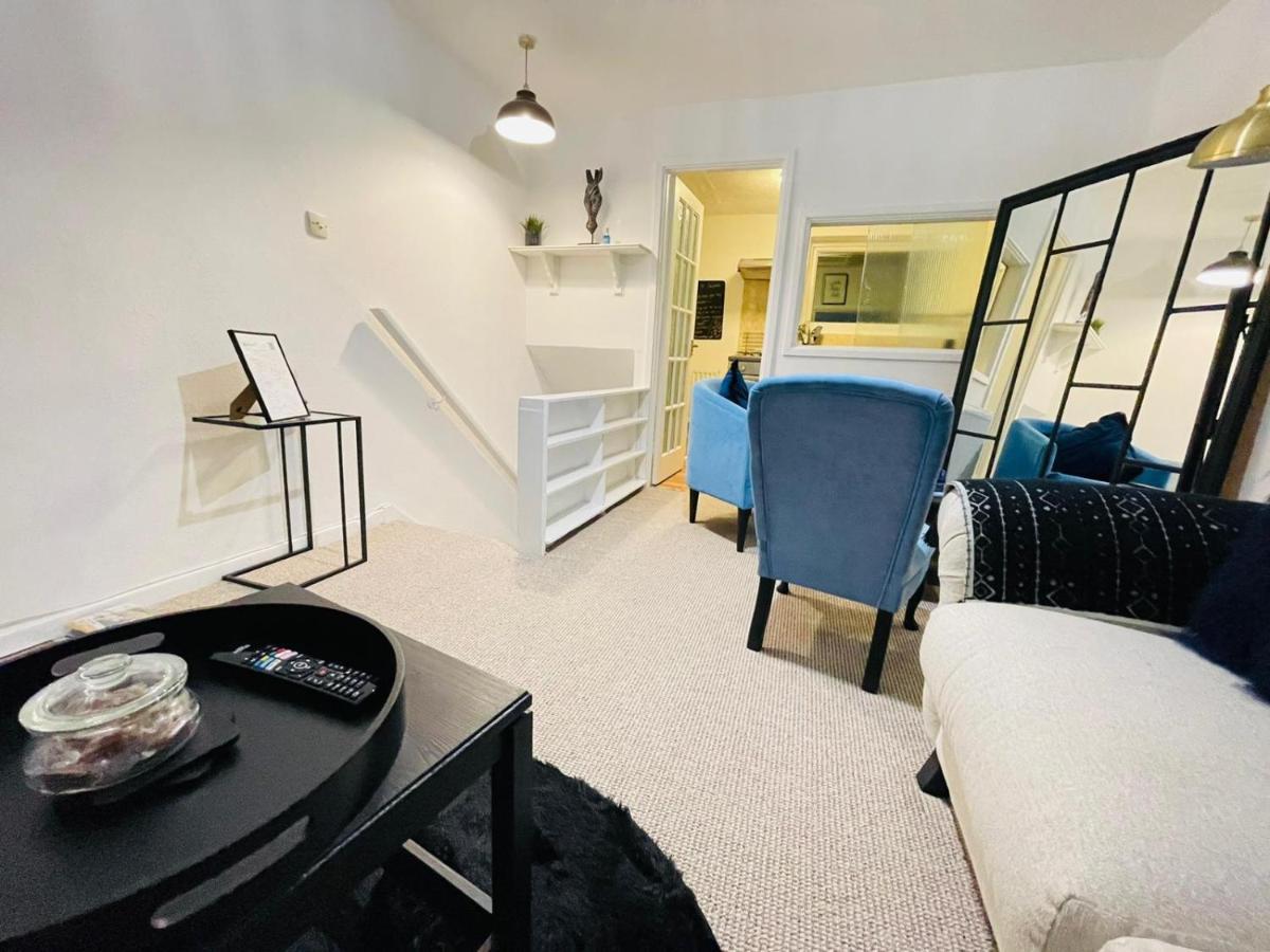 Lovely 1 Bed Home Near Hospital, With Parking & Garden Work Contractor Leisure, Sapphire Cambridge-i reptér Kültér fotó
