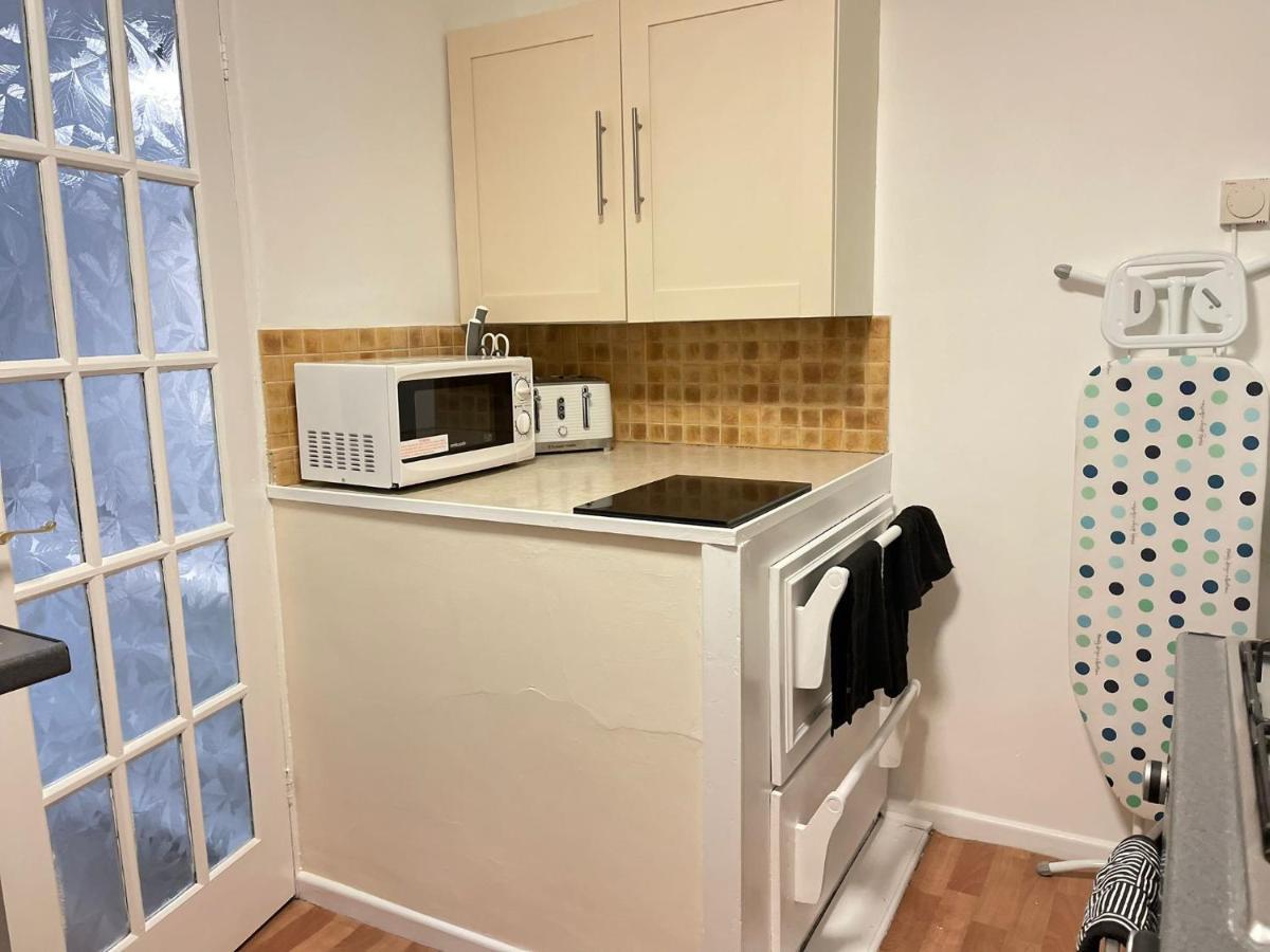 Lovely 1 Bed Home Near Hospital, With Parking & Garden Work Contractor Leisure, Sapphire Cambridge-i reptér Kültér fotó