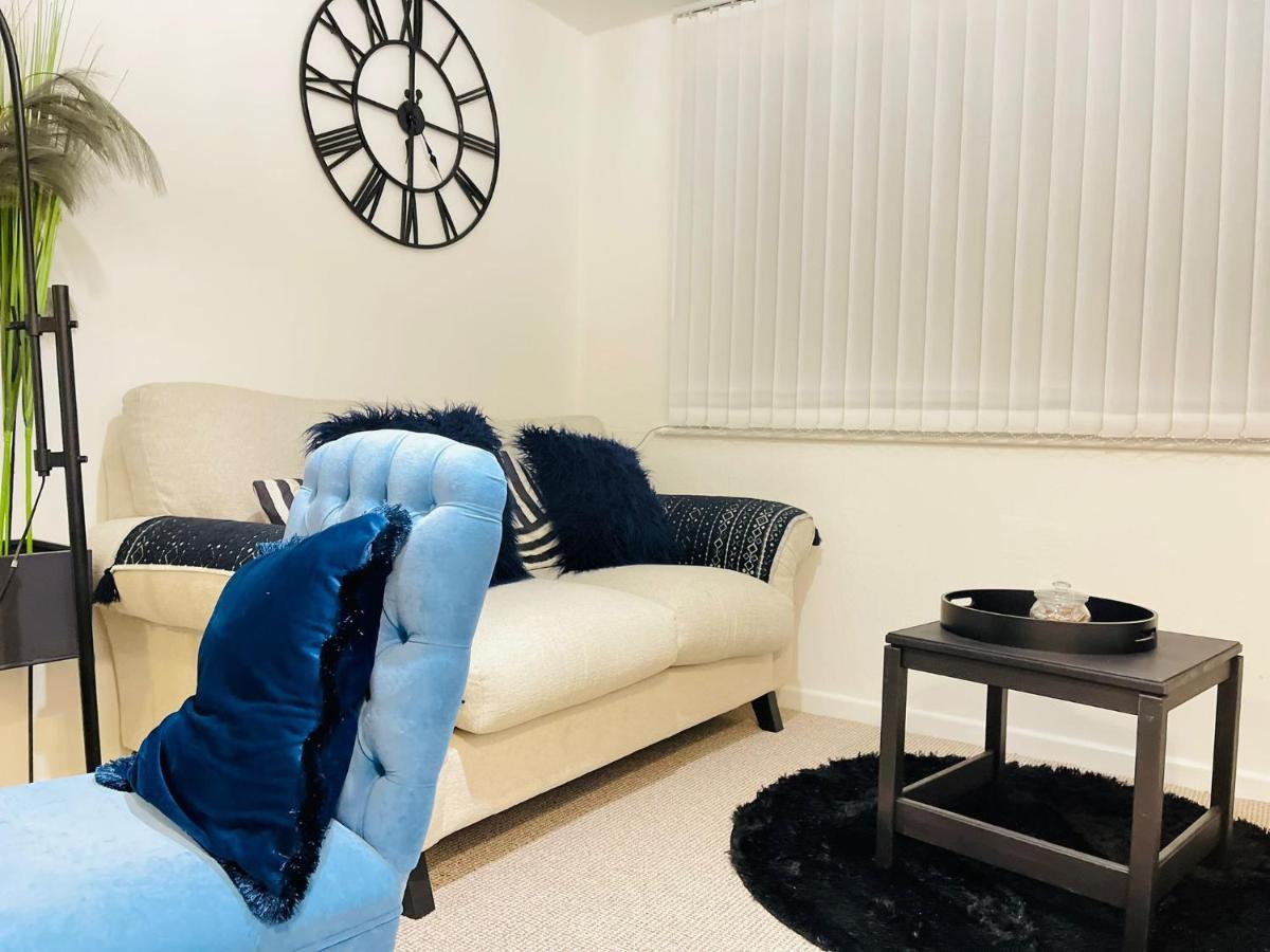 Lovely 1 Bed Home Near Hospital, With Parking & Garden Work Contractor Leisure, Sapphire Cambridge-i reptér Kültér fotó