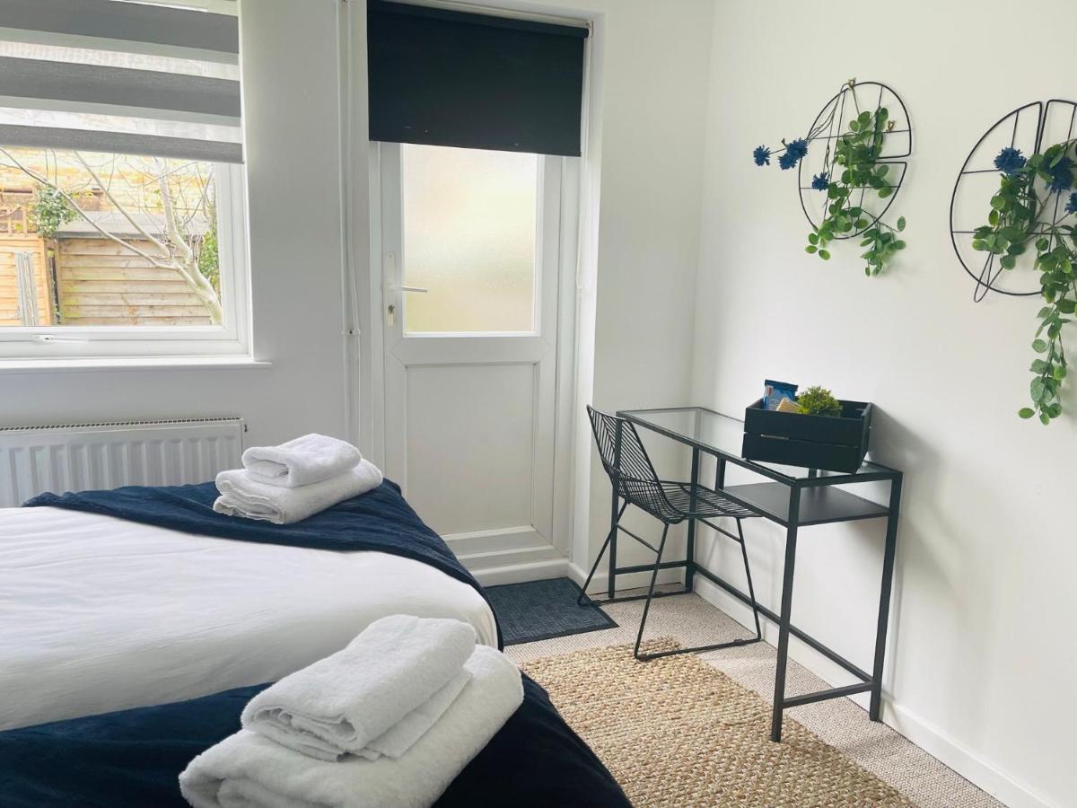 Lovely 1 Bed Home Near Hospital, With Parking & Garden Work Contractor Leisure, Sapphire Cambridge-i reptér Kültér fotó