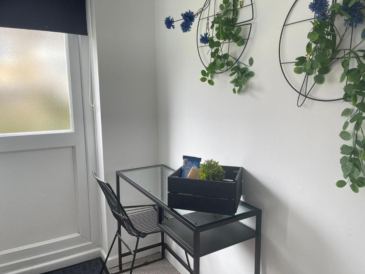 Lovely 1 Bed Home Near Hospital, With Parking & Garden Work Contractor Leisure, Sapphire Cambridge-i reptér Kültér fotó