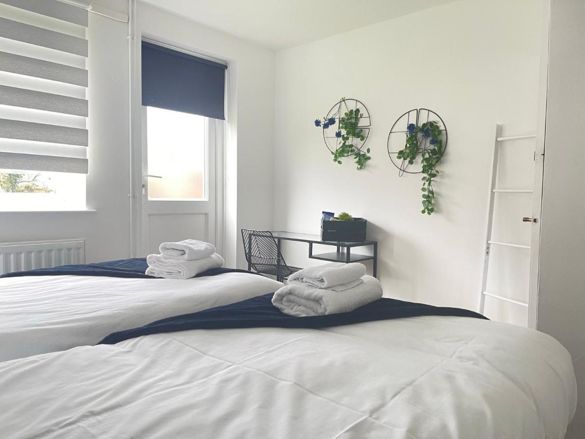 Lovely 1 Bed Home Near Hospital, With Parking & Garden Work Contractor Leisure, Sapphire Cambridge-i reptér Kültér fotó